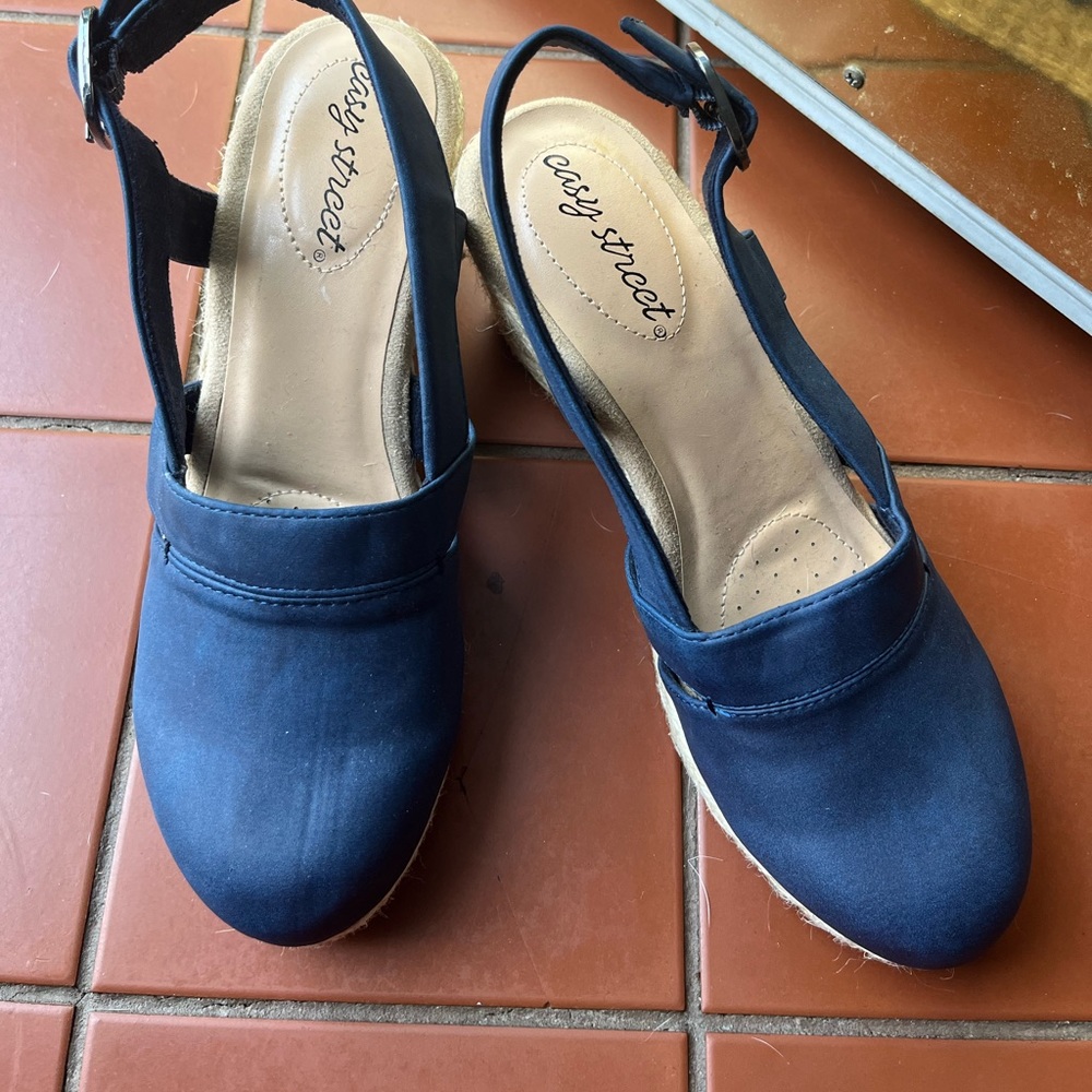 Super Comfy Never Worn Closed Toe Espadrille Clog… - image 3